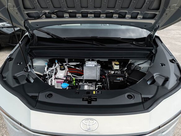 2026 Toyota bZ3X 58.3 kWh, серебристый, 2630003 рублей - вид 10