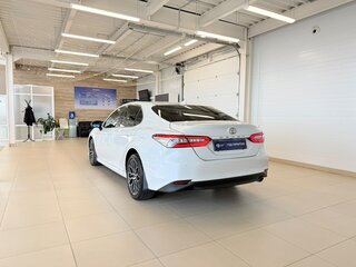 2021 Toyota Camry VIII (XV70) Рестайлинг, белый, 3199900 рублей, вид 4