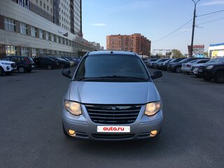 2005 Chrysler Town & Country IV Рестайлинг, серебристый, 845000 рублей, вид 1