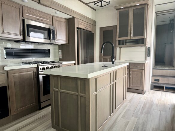2023 Grand Design RV Solitude, белый, 9965000 рублей - вид 37