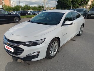 2020 Chevrolet Malibu IX Рестайлинг, белый, 2000000 рублей, вид 1