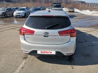 2017 Kia Rio III Рестайлинг, серебристый, 1050000 рублей, вид 4