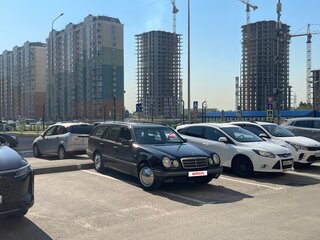 1999 Mercedes-Benz E-Класс 240 II (W210, S210), чёрный, 500000 рублей, вид 1