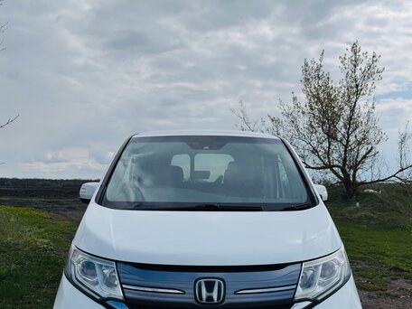 2017 Honda Stepwgn V, белый, 1850000 рублей, вид 1