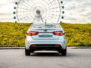 2013 Kia Rio 5-speed III, серебристый, 800000 рублей, вид 4