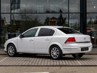 2010 Opel Astra H Рестайлинг, белый, 695000 рублей, вид 4