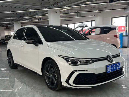 2023 Volkswagen Golf VIII, белый, 1920000 рублей, вид 3