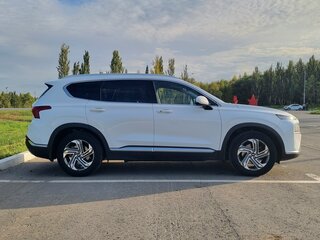 2021 Hyundai Santa Fe IV Рестайлинг, белый, 3500000 рублей, вид 4