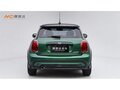 2022 Mini Hatch Cooper III (F55/F56) Рестайлинг 2, зелёный - вид 3