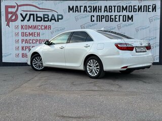 2015 Toyota Camry VII (XV50) Рестайлинг, белый, 2171000 рублей, вид 4