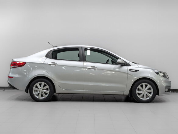 2017 Kia Rio III Рестайлинг, серебристый, 1165000 рублей - вид 3