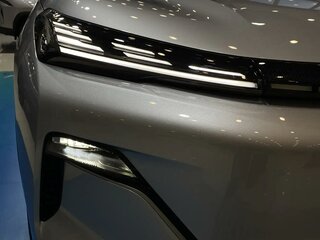 2026 Geely EX5 Гибрид EM-R, серебристый, 3829990 рублей, вид 2