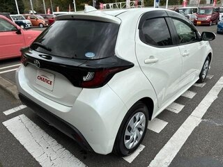 2021 Toyota Yaris IV, белый, 850017 рублей, вид 5