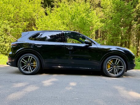 2021 Porsche Cayenne Turbo III, чёрный, 14982083 рублей, вид 4