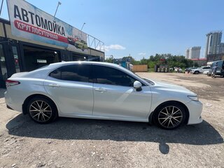 2021 Toyota Camry VIII (XV70) Рестайлинг, белый, 3100000 рублей, вид 3