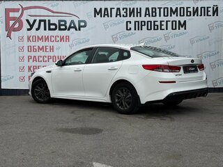 2019 Kia Optima IV Рестайлинг, белый, 1699000 рублей, вид 4