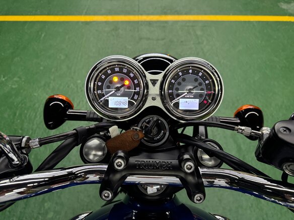 2023 Triumph Bonneville T100, синий, 1075000 рублей - вид 15