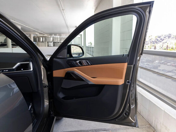 2026 BMW X6 40i III (G06) Рестайлинг, серебристый - вид 28