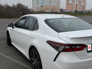 2021 Toyota Camry VIII (XV70), белый, 2650000 рублей, вид 2