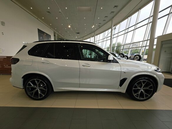 2025 BMW X5 40i IV (G05/G18) Рестайлинг, белый - вид 3