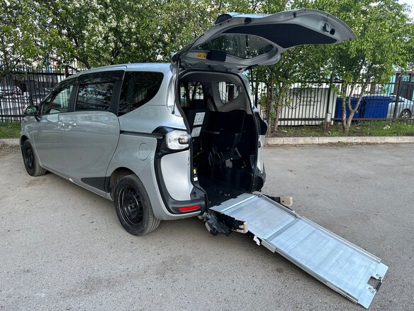 2017 Toyota Sienta II, серый, 1280000 рублей - вид 10