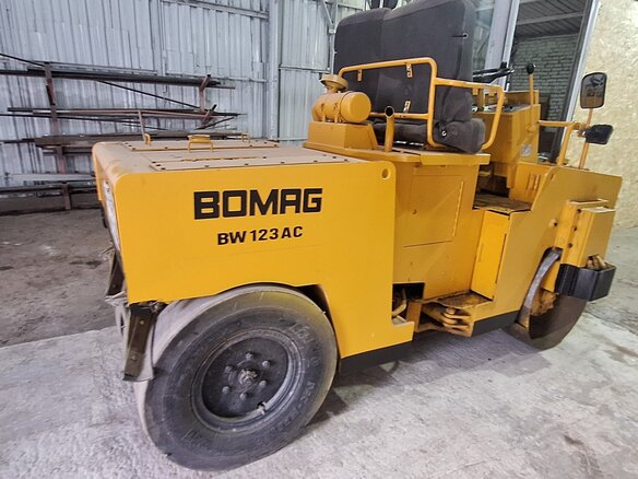 2001 Bomag BW 123 AD, жёлтый - вид 14