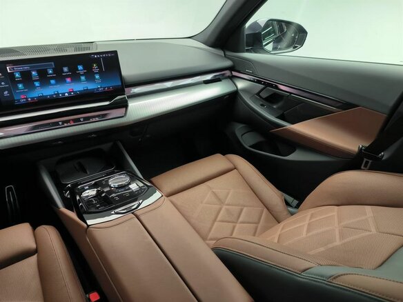 2025 BMW 5 серии 530i xDrive VIII (G60/G61/G68), чёрный, 9990000 рублей - вид 13