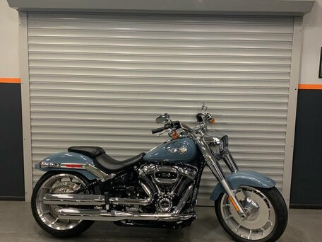 2024 Harley-Davidson Fat Boy, голубой, 2900000 рублей, вид 3