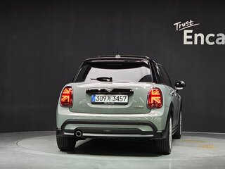2022 Mini Hatch Cooper III (F55/F56) Рестайлинг 2, бежевый, 1870000 рублей, вид 4
