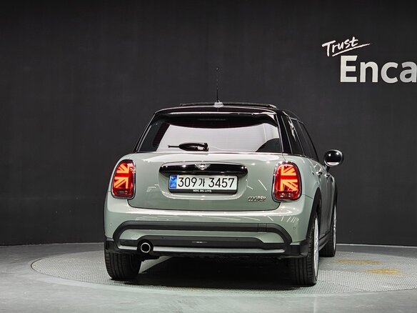 2022 Mini Hatch Cooper III (F55/F56) Рестайлинг 2, бежевый, 1870000 рублей - вид 3