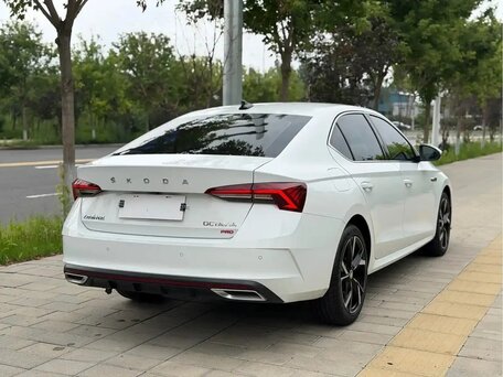 2023 Skoda Octavia IV (A8), белый, 2200000 рублей, вид 4