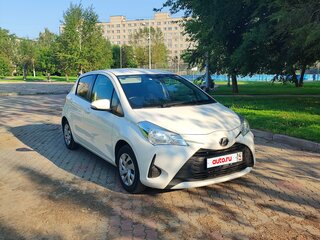 2019 Toyota Vitz III (XP130) Рестайлинг, белый, 950000 рублей, вид 3