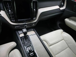 2020 Volvo XC60 II, красный, 4000000 рублей, вид 3
