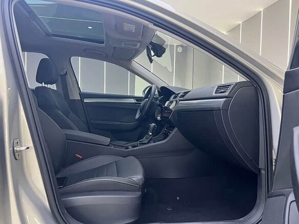 2022 Skoda Superb III Рестайлинг, коричневый, 1822000 рублей - вид 5