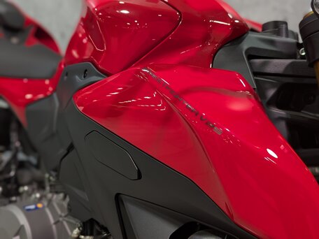 2026 Ducati Streetfighter V2, красный, 2690000 рублей, вид 4