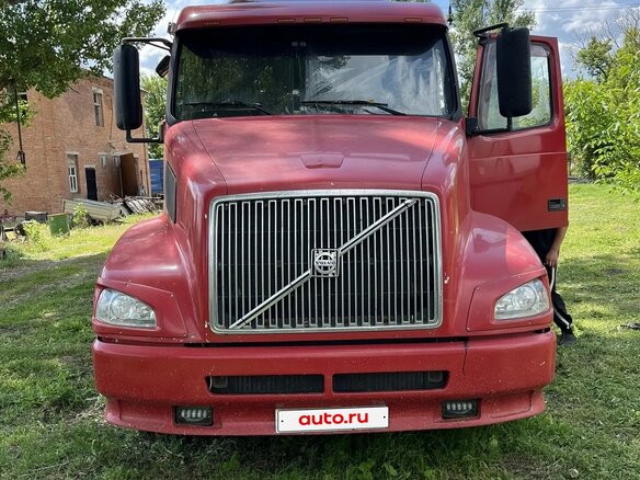 1999 Volvo VNL, красный, 3000000 рублей