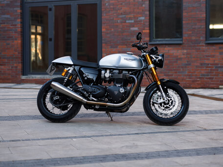 2020 Triumph Thruxton, серебристый, 1350000 рублей, вид 3