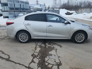 2017 Kia Rio IV, серебристый, 1150000 рублей, вид 2