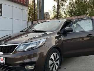 2015 Kia Rio III Рестайлинг, коричневый, 899999 рублей, вид 1