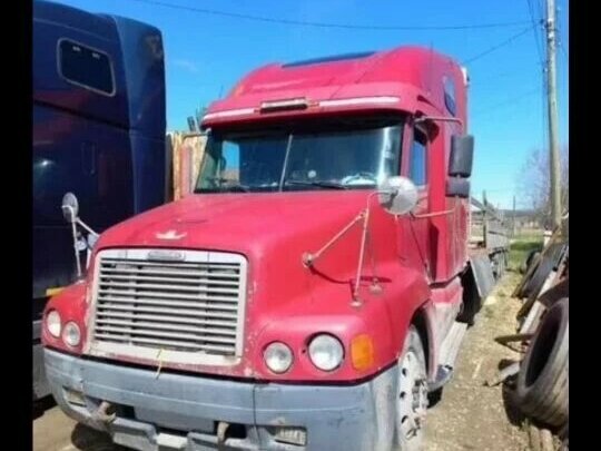 2000 Freightliner Century Class, пурпурный, 1250000 рублей - вид 1