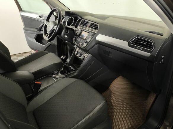 2017 Volkswagen Tiguan II, коричневый, 1680000 рублей - вид 9