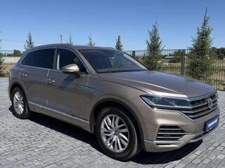 2018 Volkswagen Touareg III, бежевый, 5200000 рублей, вид 2