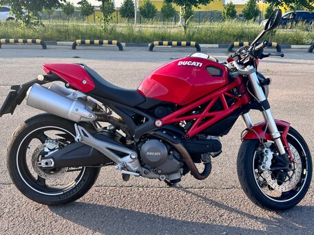 2009 Ducati Monster 696, красный, 450000 рублей, вид 1
