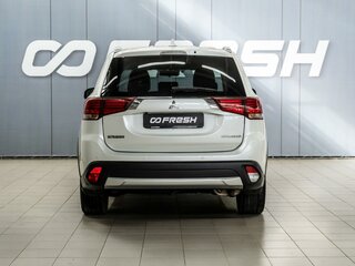 2017 Mitsubishi Outlander III Рестайлинг 2, белый, 1849000 рублей, вид 4