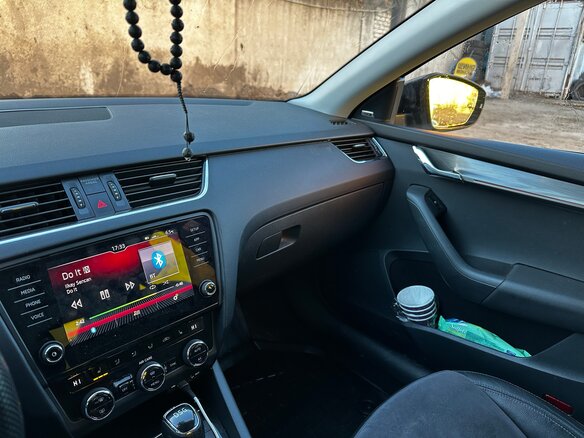 2017 Skoda Octavia III (A7) Рестайлинг, белый, 1880000 рублей - вид 9