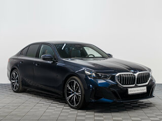 2026 BMW 5 серии 530i xDrive VIII (G60/G61/G68), чёрный, 10390000 рублей, вид 3