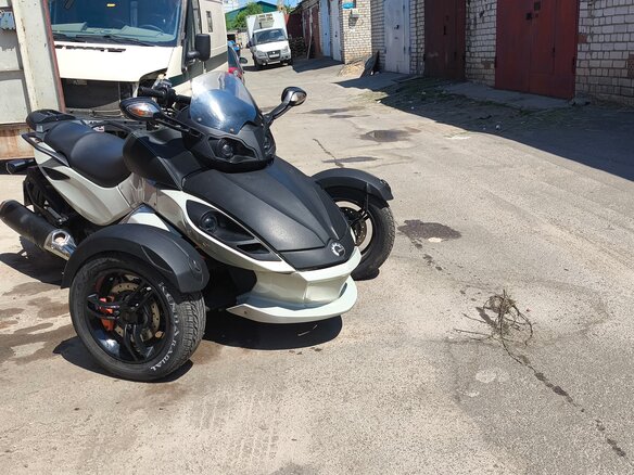 2008 BRP Can-Am Spyder, серебристый, 750000 рублей - вид 2
