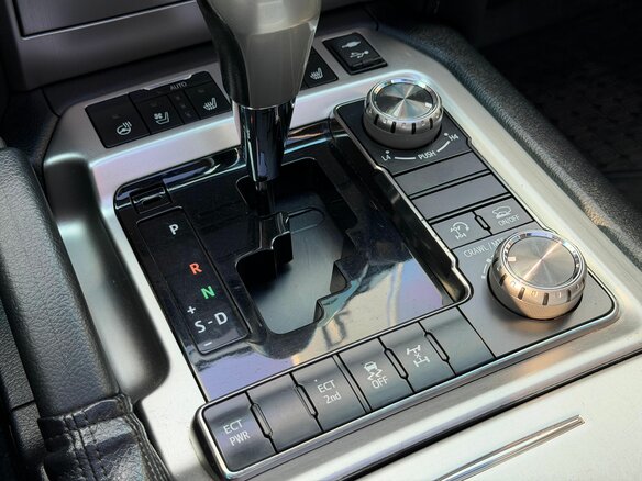 2015 Toyota Land Cruiser 200 Series Рестайлинг 2, чёрный, 4599000 рублей - вид 29
