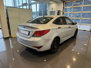 2014 Hyundai Solaris I Рестайлинг, серебристый, 629000 рублей, вид 4