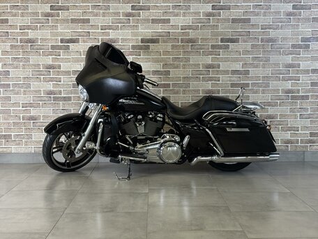 2018 Harley-Davidson Street Glide, чёрный, 1495000 рублей, вид 3